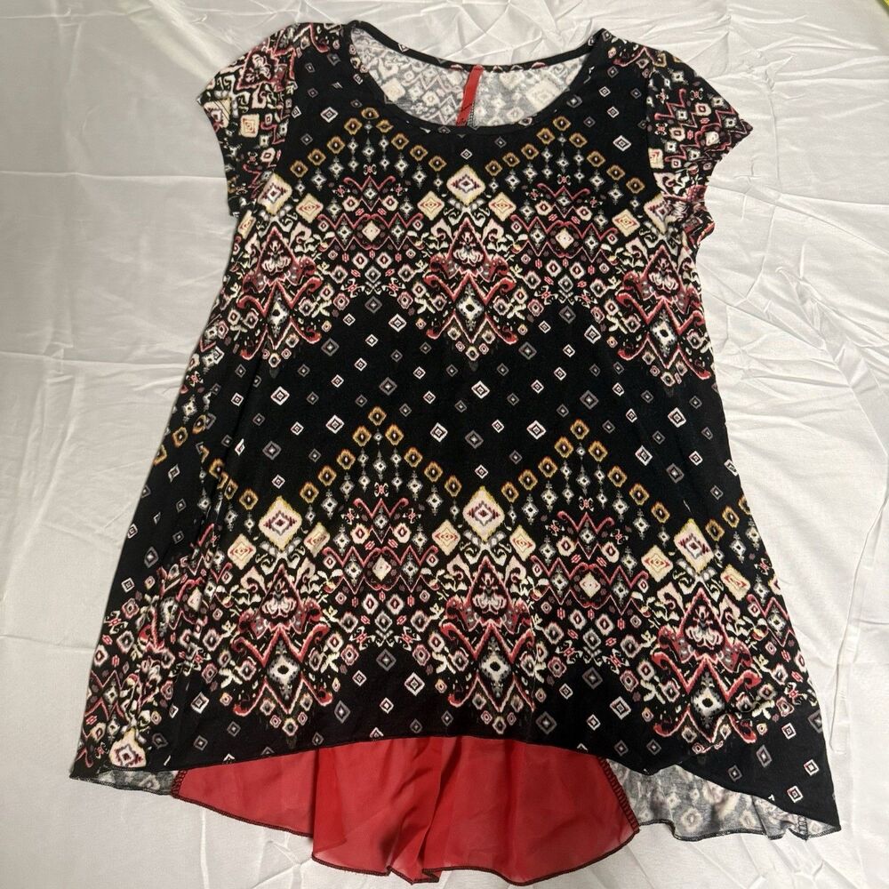 Two Hearts Maternity Shirt With Red Panel In Back. Black Geometric. Short Sleeve